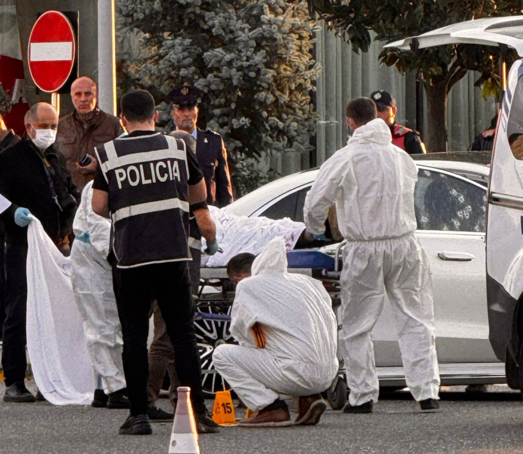 Punonjës të policisë në vendin ku u vra Gilmando Dani.