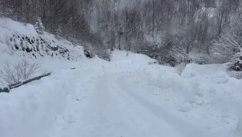 Panarit - Korçë, rruga e bllokuar nga bora deri 1 metër