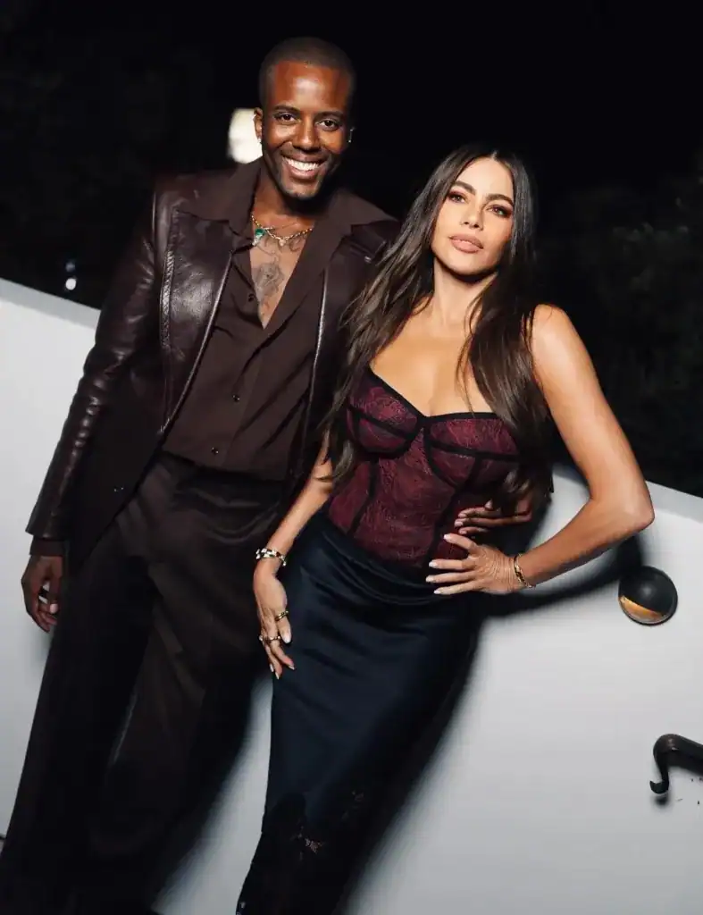 Sofia Vergara shfaqet me ish-yllin e TOWIE në Grammy